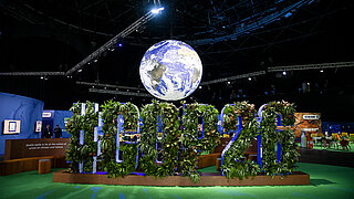 Globus und Hydroinstallation auf der COP 26