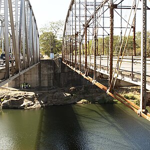 Zwei parallel laufende Brücken über einen Fluss. t
