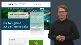 Intro-Bild für das Gebärdenvideo zur Navigation der IKI-Website. Neben der Gebärdendolmetscherin ist ein Bild der Startseite der IKI-Website zu sehen. 