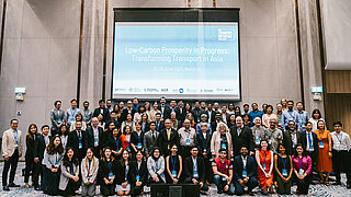 Gruppenbild mit rund 100 Personen, die an der Konferenz „Low-Carbon Prosperity in Progress: Transforming Transport in Asia“ teilnahmen