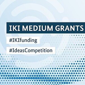 Werbebanner für das Förderinstrument „IKI Medium Grants 2024“ der Internationalen Klimaschutzinitiative mit den Hashtags #IKIfunding und #IdeasCompetition. Das Design umfasst blaue kreisförmige Muster und Punkte auf hellem Hintergrund