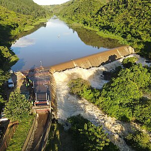 Blick auf ein Wasserkraftwerk in Uganda. 