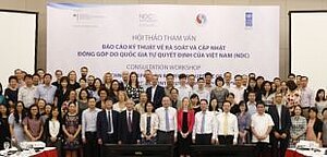 Die Teilnehmer des letzten Konsultations-Workshops, der im August 2018 im Rahmen der Prüfung und Aktualisierung der vietnamesischen Treibhausgasminderungsbeiträge stattfand; Foto: © MONRE Vietnamt