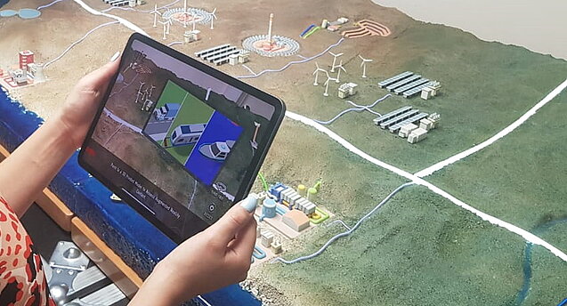 Didactic video clips explain the technologies presented in the model. Photo: Energy Programme/ GIZ in Chile