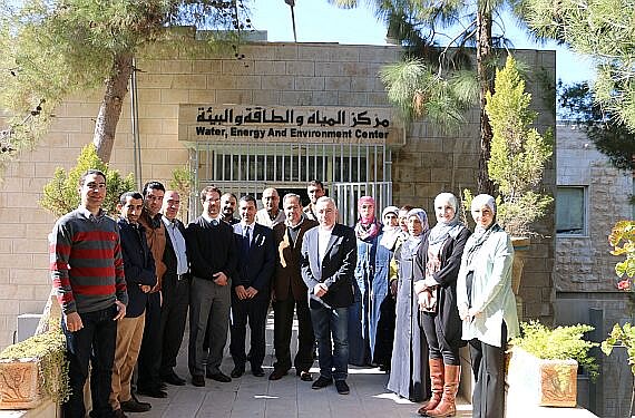 Die Teilnehmenden des Workshops. Foto: Water, Energy and Environment Center der Universität von Jordanien (JU-WEEC) Die Teilnehmerinnen und Teilnehmer des Workshops, mehrere Frauen und Männer, stehen vor dem Eingang des Water, Energy And Environment Center der Universität von Jordanien. Foto: Water, Energy and Environment Center der Universität von Jordanien (JU-WEEC)