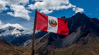  Flagge von Peru vor Bergpanorama 