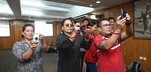 Die Teilnehmenden versuchen sich als Fotografen mit den von WWF-Malaysia zur Verfügung gestellten Kameras; Foto: WWF-Indonesia/ Victor Fidelis Sentosat