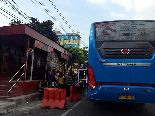 Overcrowded passenger of Trans Semarang BRT lite that want to get on and off the bus in front of its small station. (Photo: ITDP Indonesia) Overcrowded passenger of Trans Semarang BRT lite that want to get on and off the bus in front of its small station. (Photo: ITDP Indonesia)
