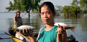 Einwohnerin von Kolono Bay mit Erträgen vom Fischfang; Foto: Raret