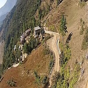 Blick von oben auf Landstraße in Nepal